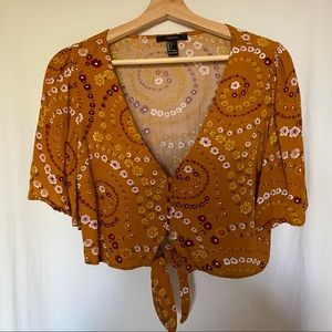 ✨Forever 21 size L 70s inspired crop top butterfly sleeves